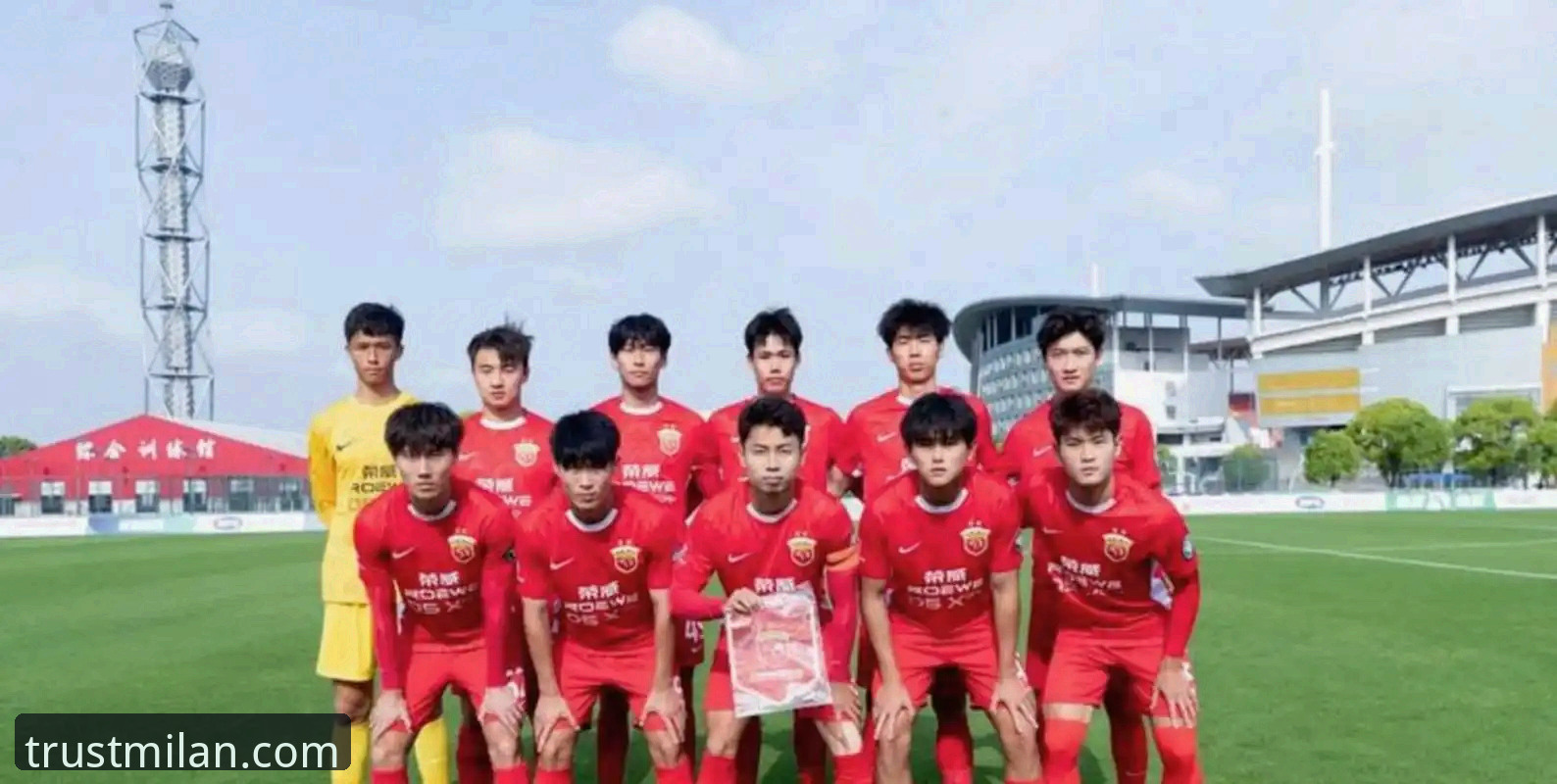 青岛海牛3-1逆转上海海港：米兰体育平台观赛操作教程
